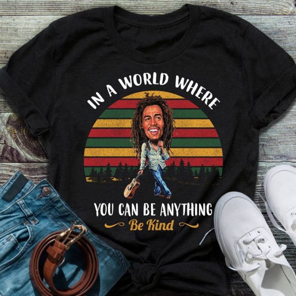 In a world where you can be anything Be kind Bob Marley Tshirt